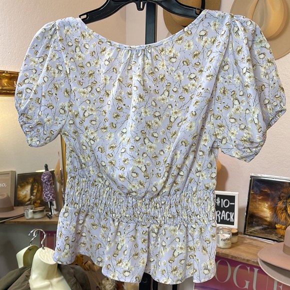 NWT Gilli Floral Top - Picture 3 of 4